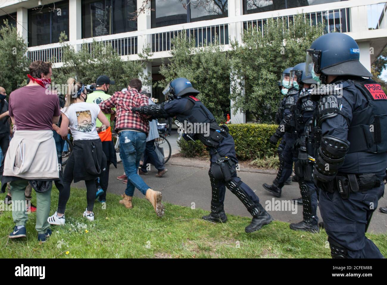 Melbourne, Australia 5 settembre 2020, un poliziotto sommossa spinge un protettore che si stava spostando dal parco durante la protesta contro la maschera e l'anti-blocco Freedom Day all'Albert Park Lake di Melbourne, Australia. Credit: Michael Currie/Alamy Live News Foto Stock