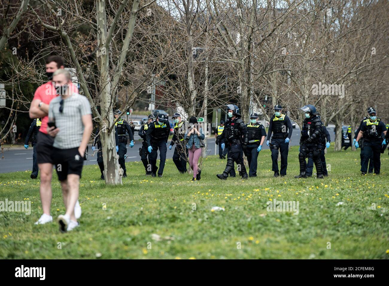 Melbourne, Australia 5 Set 2020, la polizia di Victoria si sposta in avanti in una fila per liberare i manifestanti dal parco durante la Freedom Day Anti-mask e la protesta anti-lock down al lago Albert Park a Melbourne Australia. Credit: Michael Currie/Alamy Live News Foto Stock