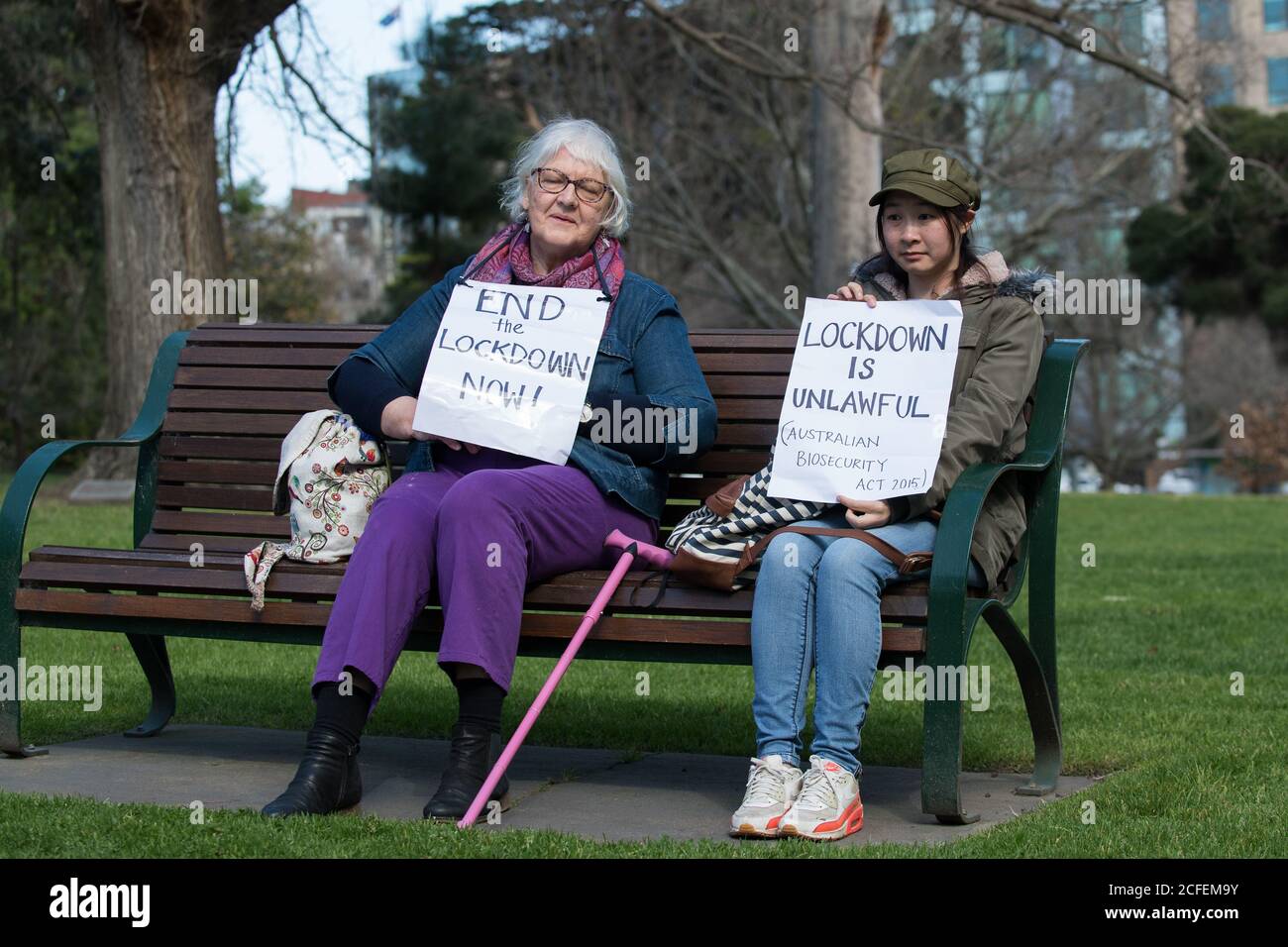 Melbourne, Australia 5 settembre 2020, due donne manifestanti prendono posto e aspettano di essere arrestate alla protesta contro la maschera e l'anti-blocco del Freedom Day al Santuario della memoria di Melbourne Australia. Credit: Michael Currie/Alamy Live News Foto Stock