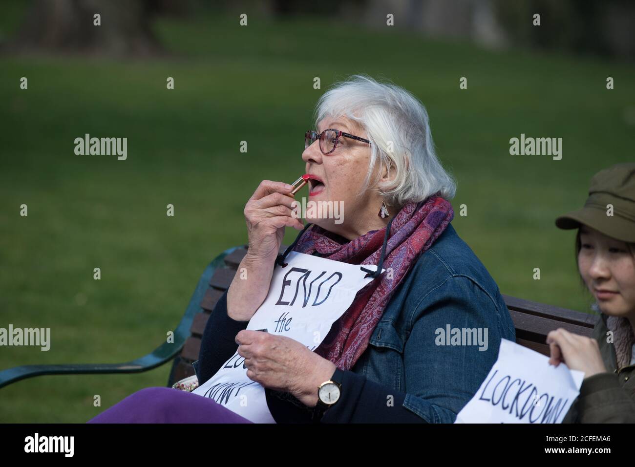 Melbourne, Australia 5 settembre 2020, una donna protestore applica il suo rossetto mentre parla ad un ufficiale di polizia al Freedom Day Anti-mask e anti-lock down protesta al Santuario della memoria a Melbourne Australia. Credit: Michael Currie/Alamy Live News Foto Stock