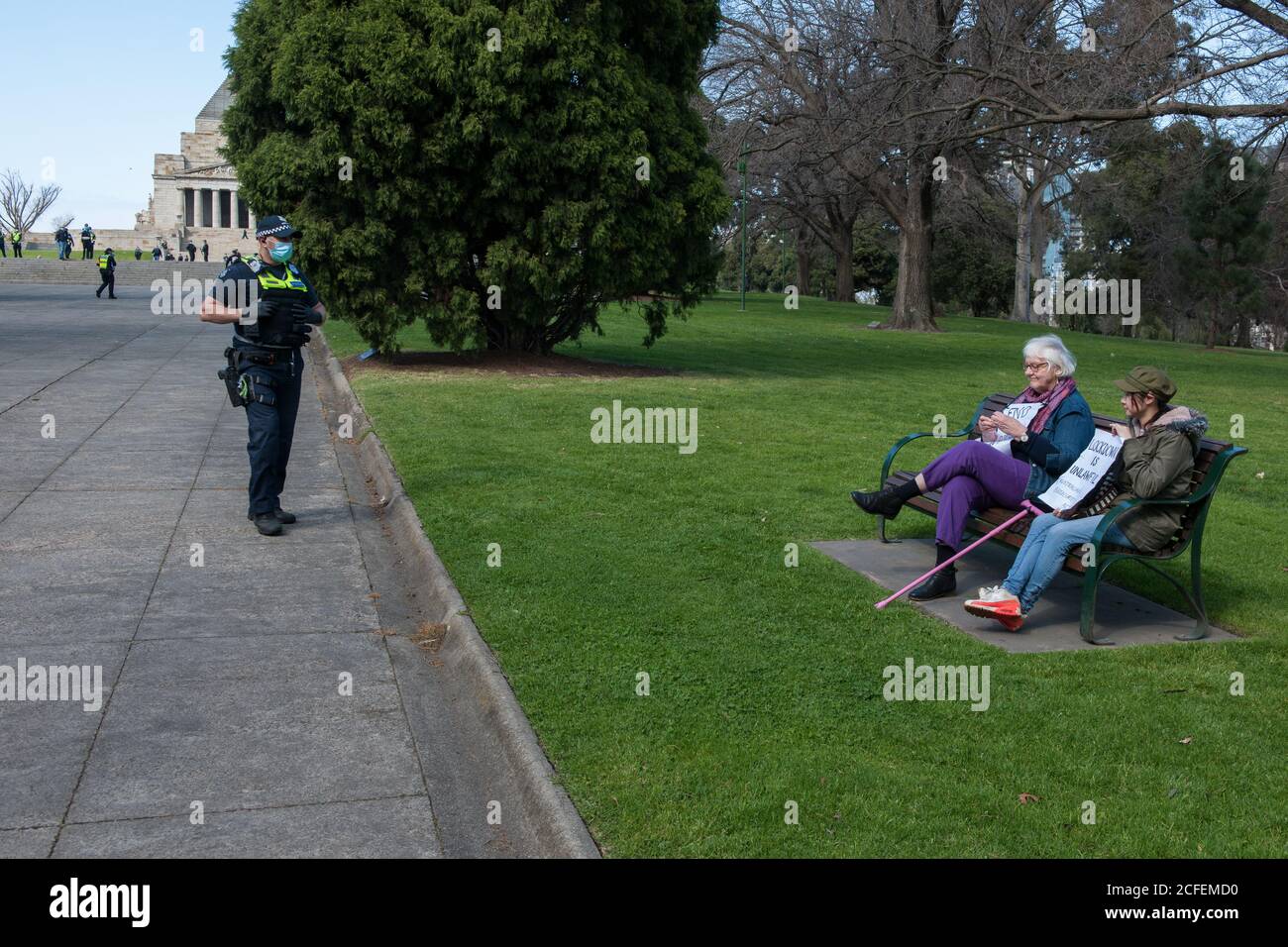 Melbourne, Australia 5 settembre 2020, due donne manifestanti sono avvicinate da un ufficiale di polizia alla protesta contro la maschera e l'anti-blocco del Freedom Day al Santuario della memoria di Melbourne Australia. Credit: Michael Currie/Alamy Live News Foto Stock