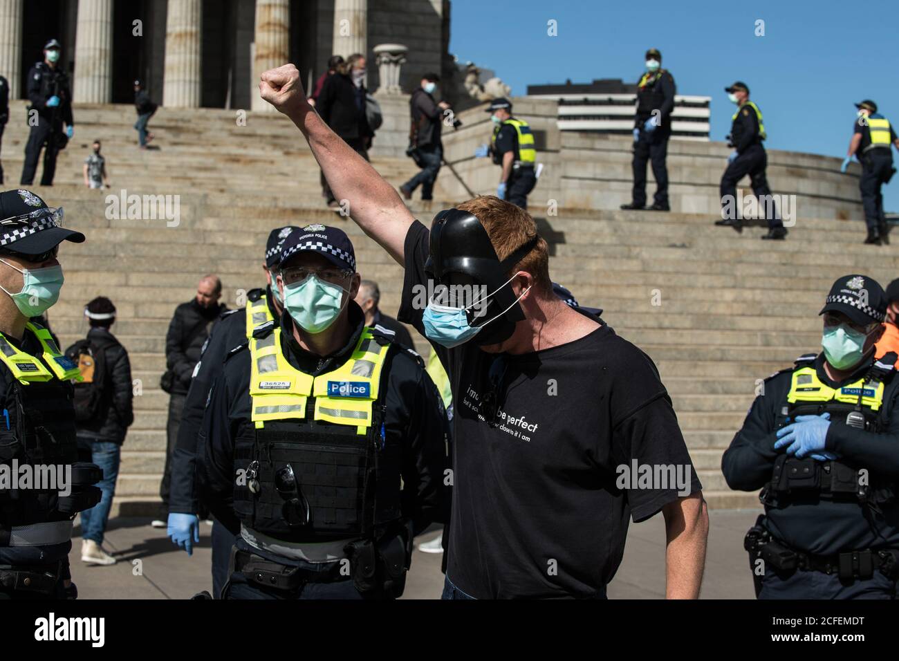 Melbourne, Australia 5 settembre 2020, un protestore in una maschera Darth Vader tiene il suo primo in aria alla libertà giorno anti-maschera e anti-blocco protesta sui passi del Santuario della memoria a Melbourne Australia. Credit: Michael Currie/Alamy Live News Foto Stock