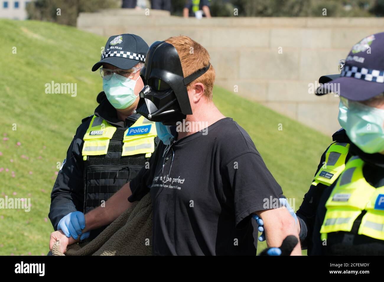 Melbourne, Australia 5 settembre 2020, un protestore in una maschera Darth Vader viene arrestato dalla polizia alla protesta contro la maschera e l'anti-blocco del Freedom Day sui gradini del Santuario della memoria a Melbourne Australia. Credit: Michael Currie/Alamy Live News Foto Stock