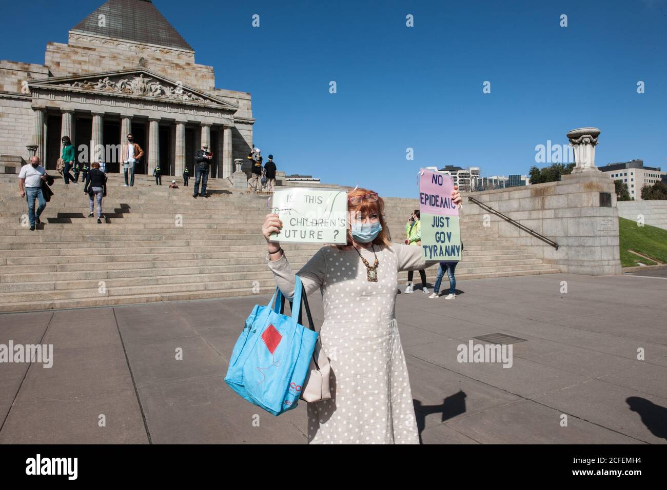 Melbourne, Australia 5 settembre 2020, una protestore femminile tiene i suoi cartelloni al Freedom Day Anti-maschera e anti-blocco protesta sui passi del Santuario della memoria a Melbourne Australia. Credit: Michael Currie/Alamy Live News Foto Stock