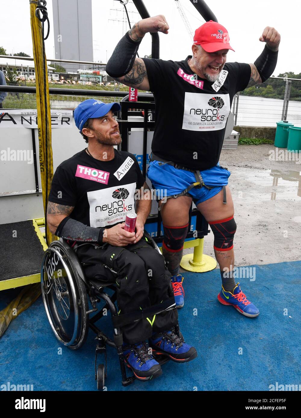 Recklinghausen, Germania. 05 settembre 2020. I due austriaci della vicina  Salisburgo, il paraplegico Seppa Wieland, (l) e l'atleta Franz Müllner (r)  si presentano ai media prima del loro tentativo da record. Wieland