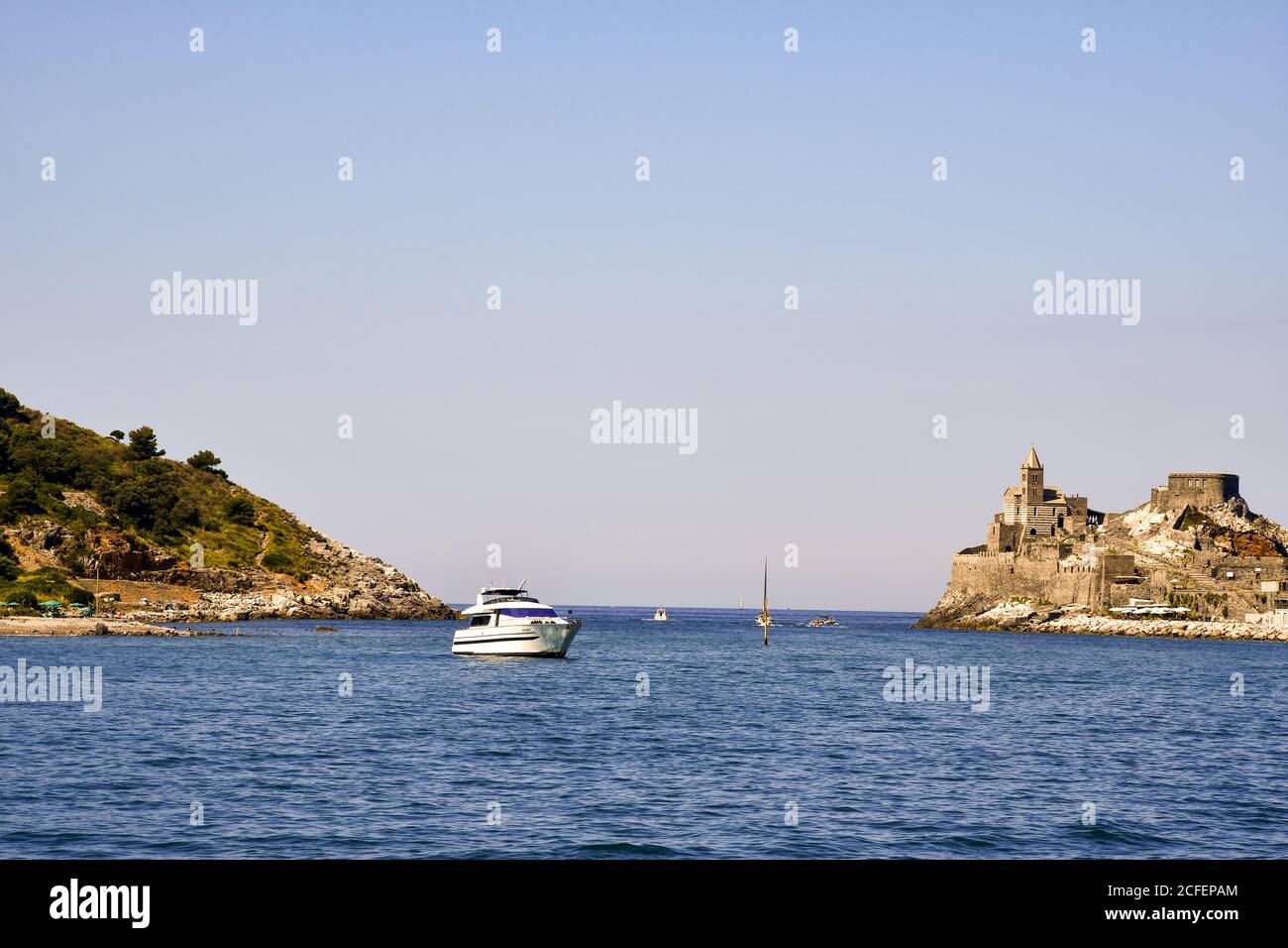 Vista sul canale Bocche tra l'Isola Palmaria e lo sperone roccioso con l'antica Chiesa di San Pietro in Porto Venere, la Spezia, Liguria, Italia Foto Stock