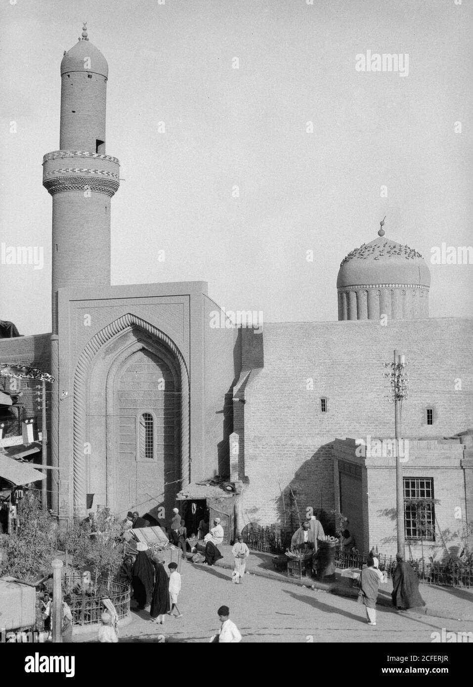 Titolo originale: Iraq. (Mesopotamia). Baghdad. Visualizza le scene e i tipi di strade. La moschea di Mirjan - Ubicazione: Iraq--Baghdad ca. 1932 Foto Stock