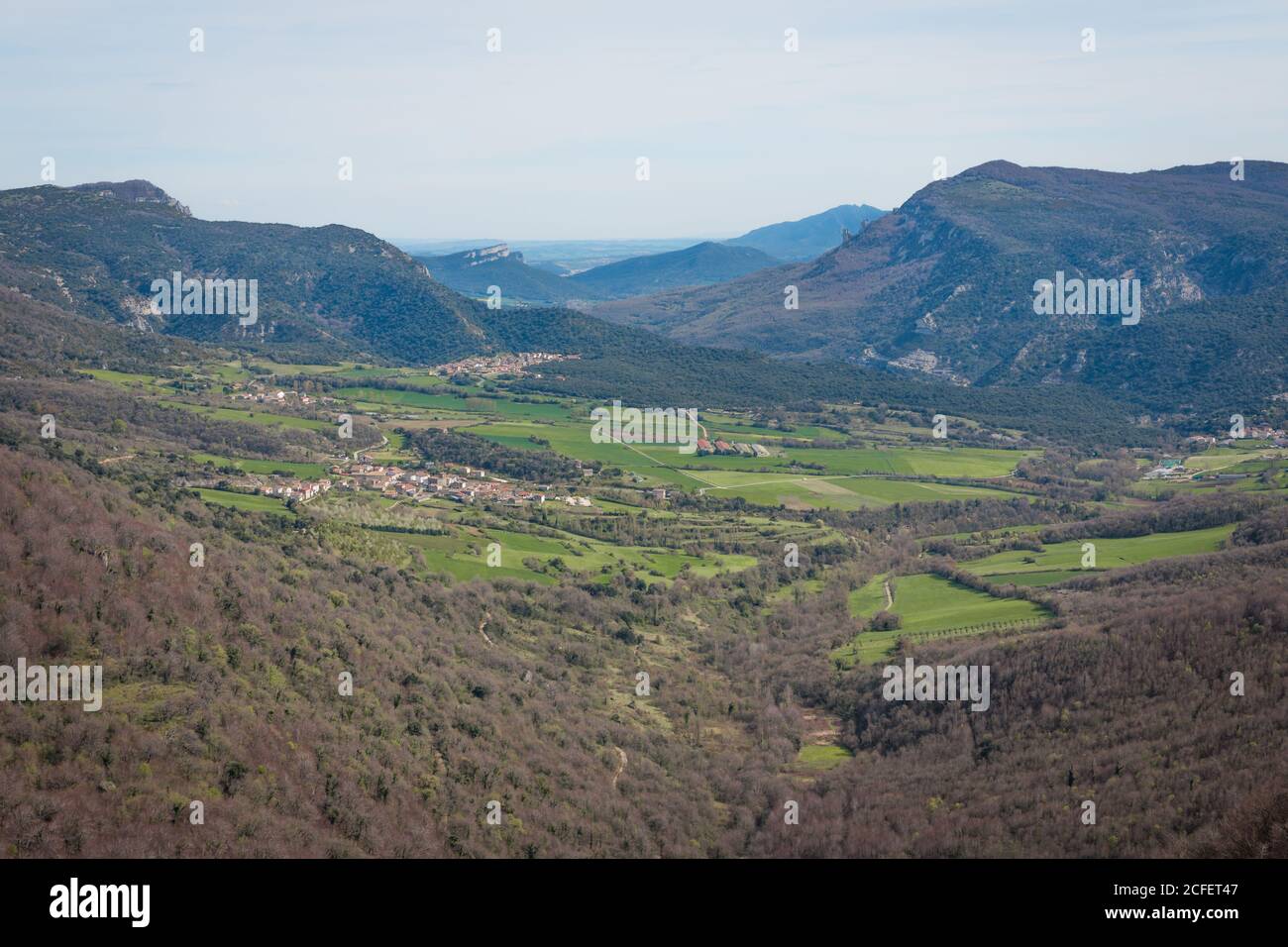 Vista panoramica dei campi con piccoli villaggi ai piedi colline con alberi Foto Stock