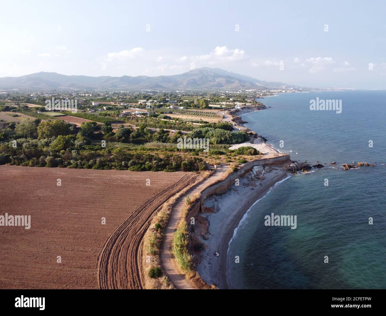 Vista aerea mozzafiato della costa di Jardi de Sol de Riu e delta del fiume Senia a Vinaros, Spagna Foto Stock