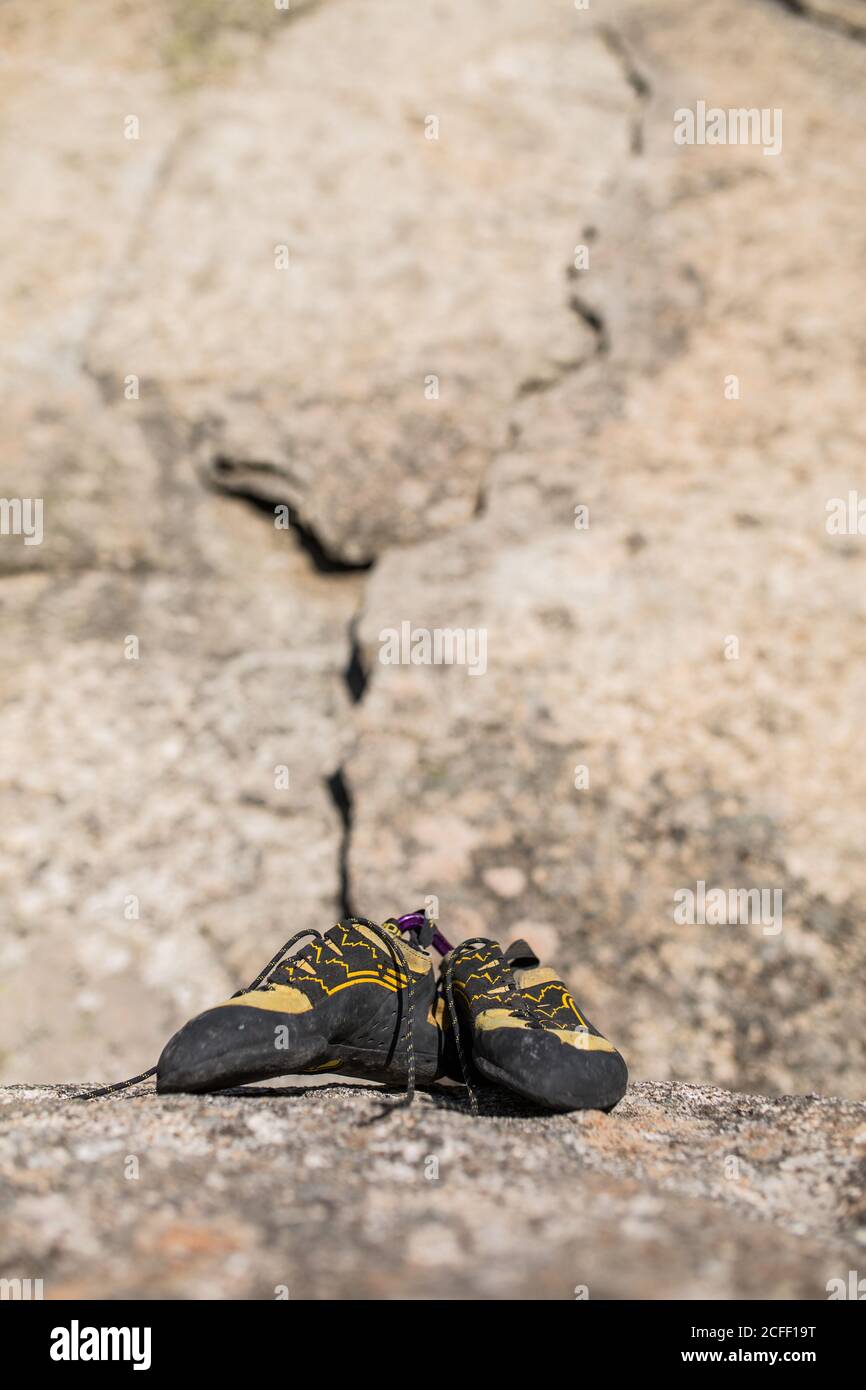 Attrezzatura da arrampicata, scarpe da arrampicata, pronte per essere utilizzate accanto alla collina di montagna Foto Stock