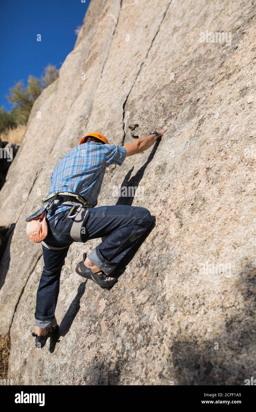 Da sotto di arrampicata libera irriconoscibile in natura Foto Stock