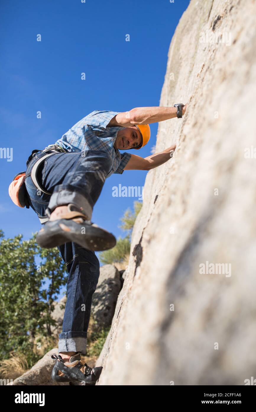 Da sotto di arrampicata libera in natura Foto Stock