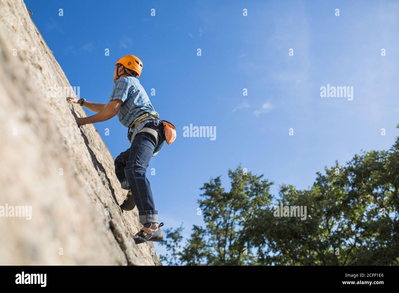 Da sotto di arrampicata libera irriconoscibile in natura Foto Stock