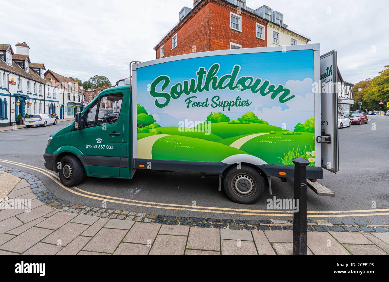 Southdown Food Supplier consegna camion parcheggiato su consegna cibo in un caffè ad Arundel, Sussex occidentale, Inghilterra, Regno Unito. Foto Stock