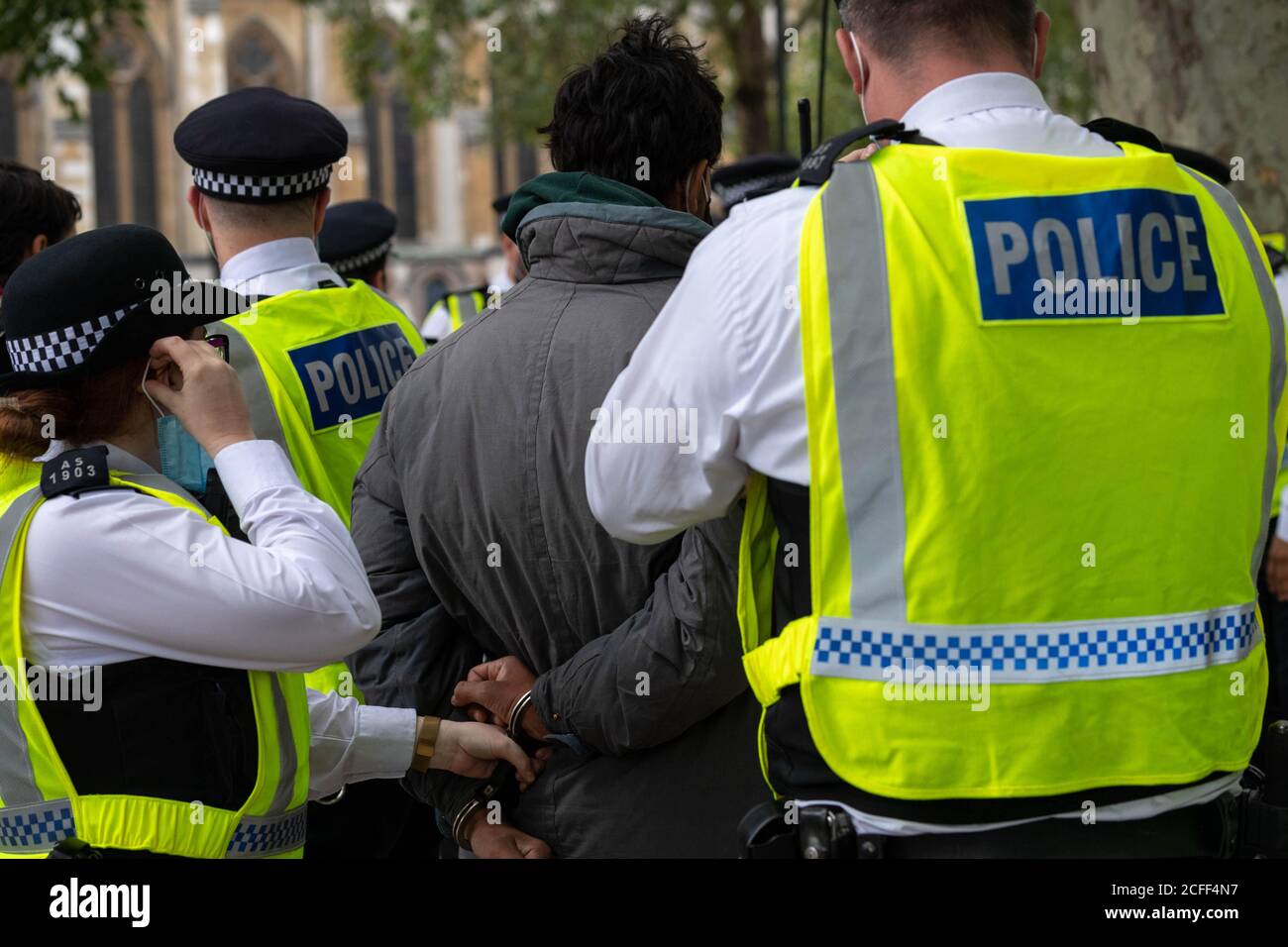 Londra, Regno Unito. 5 Settembre 2020. Manifestanti ambientali hanno istituito un campo in alto negli alberi in Parliament Square London UK UN uomo è stato arrestato mentre ha cercato di unirsi al Credit di protesta: Ian Davidson/Alamy Live News Foto Stock