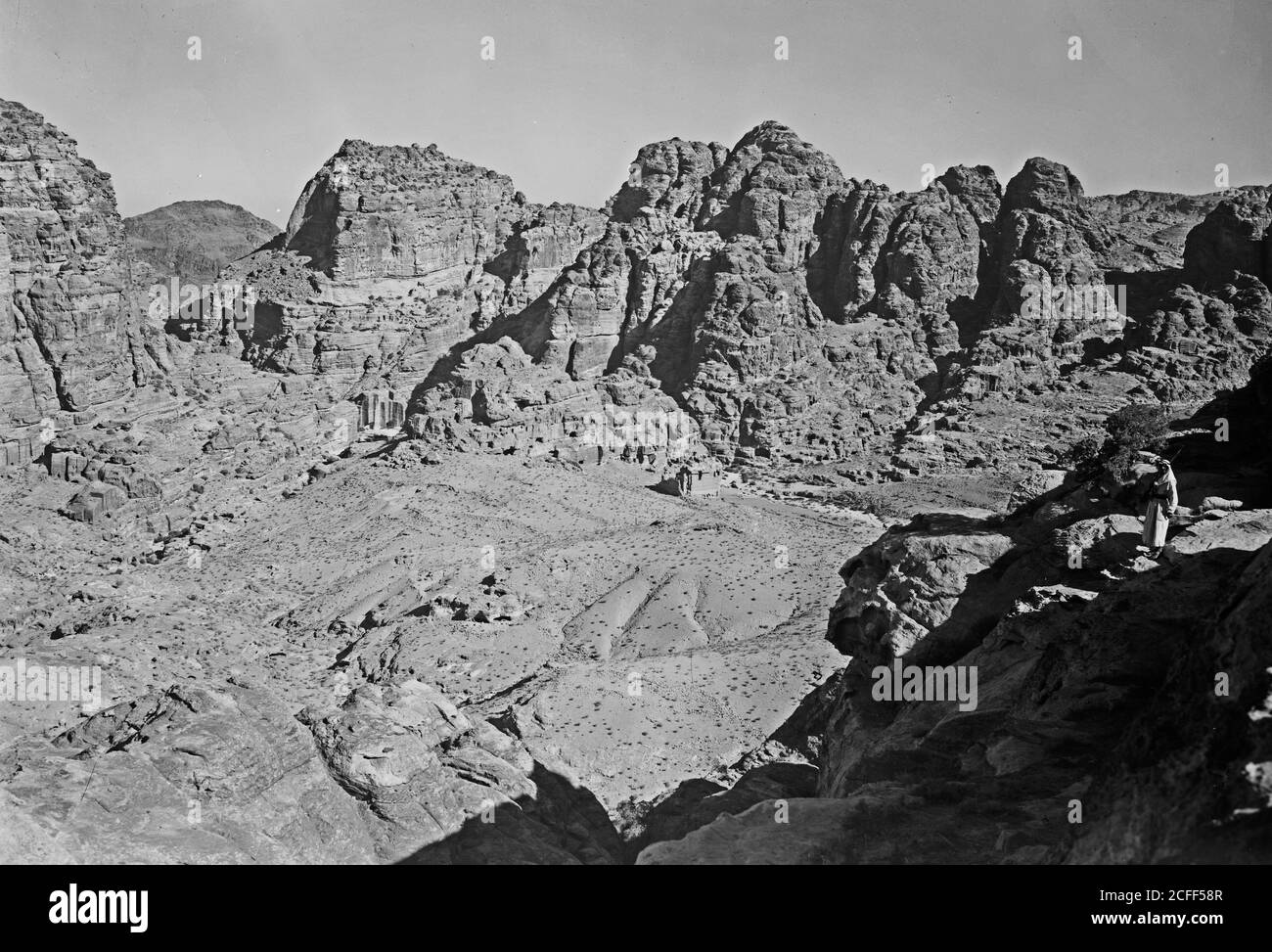 Storia del Medio Oriente - Petra (Wadi Musa). Area di El-Habis. La collina dell'acropoli dall'alto luogo del sacrificio che mostra Qasr el-Bint e le alte vette di montagna attraverso es-Siyyagh Foto Stock