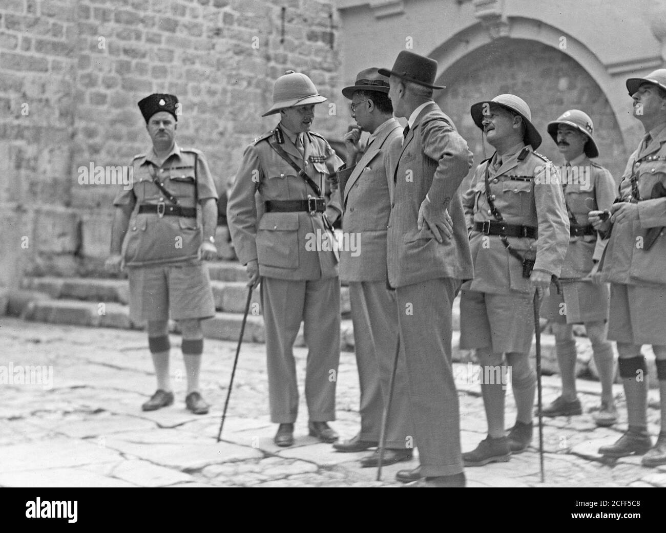 Storia del Medio Oriente - disordini in Palestina 1936. Lieut. General Dill in un tour panoramico della Città Vecchia. Foto scattata a corte della Chiesa del Santo Sepolcro Foto Stock