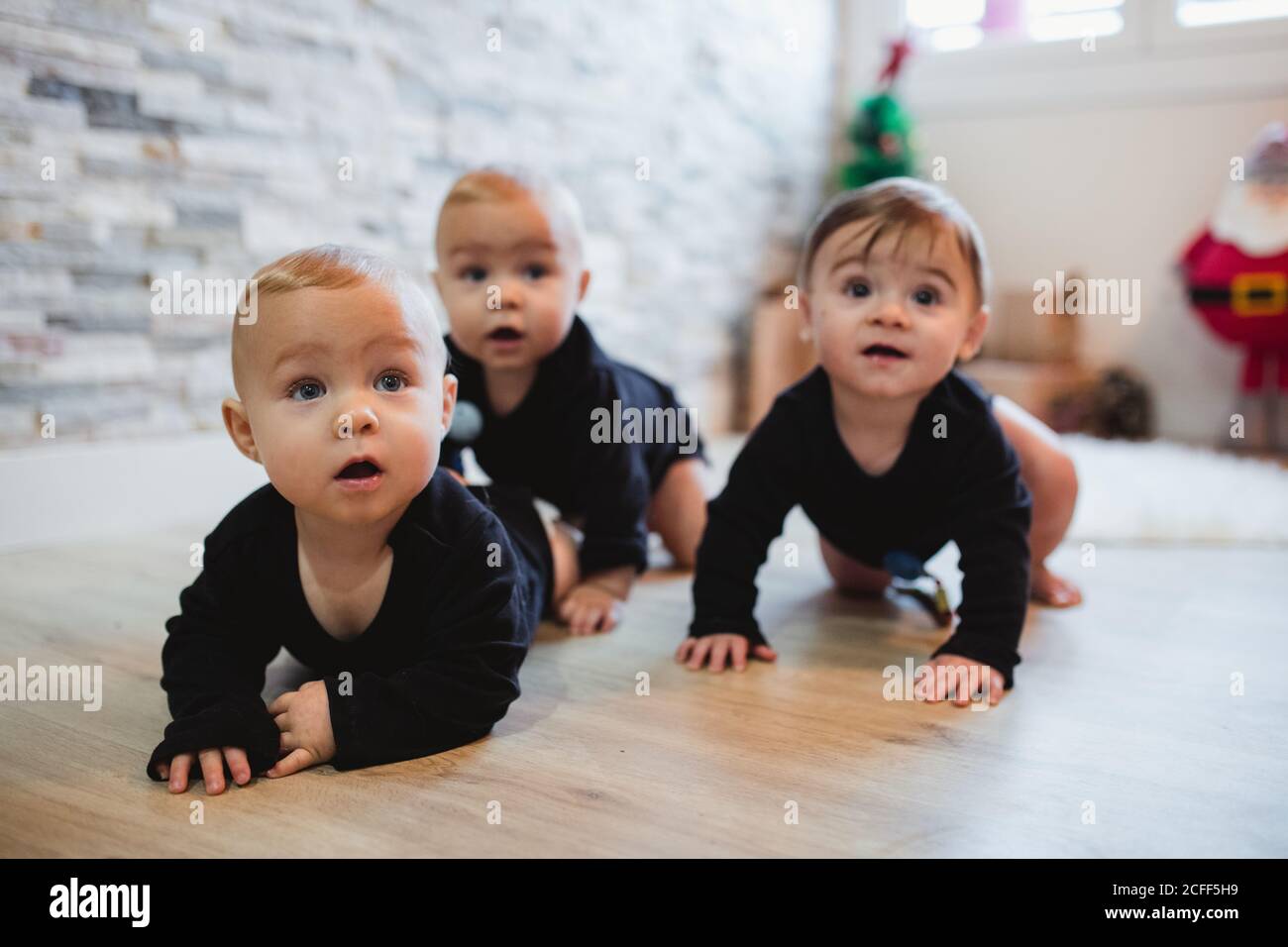 Bambini felici seduti sul pavimento Foto Stock