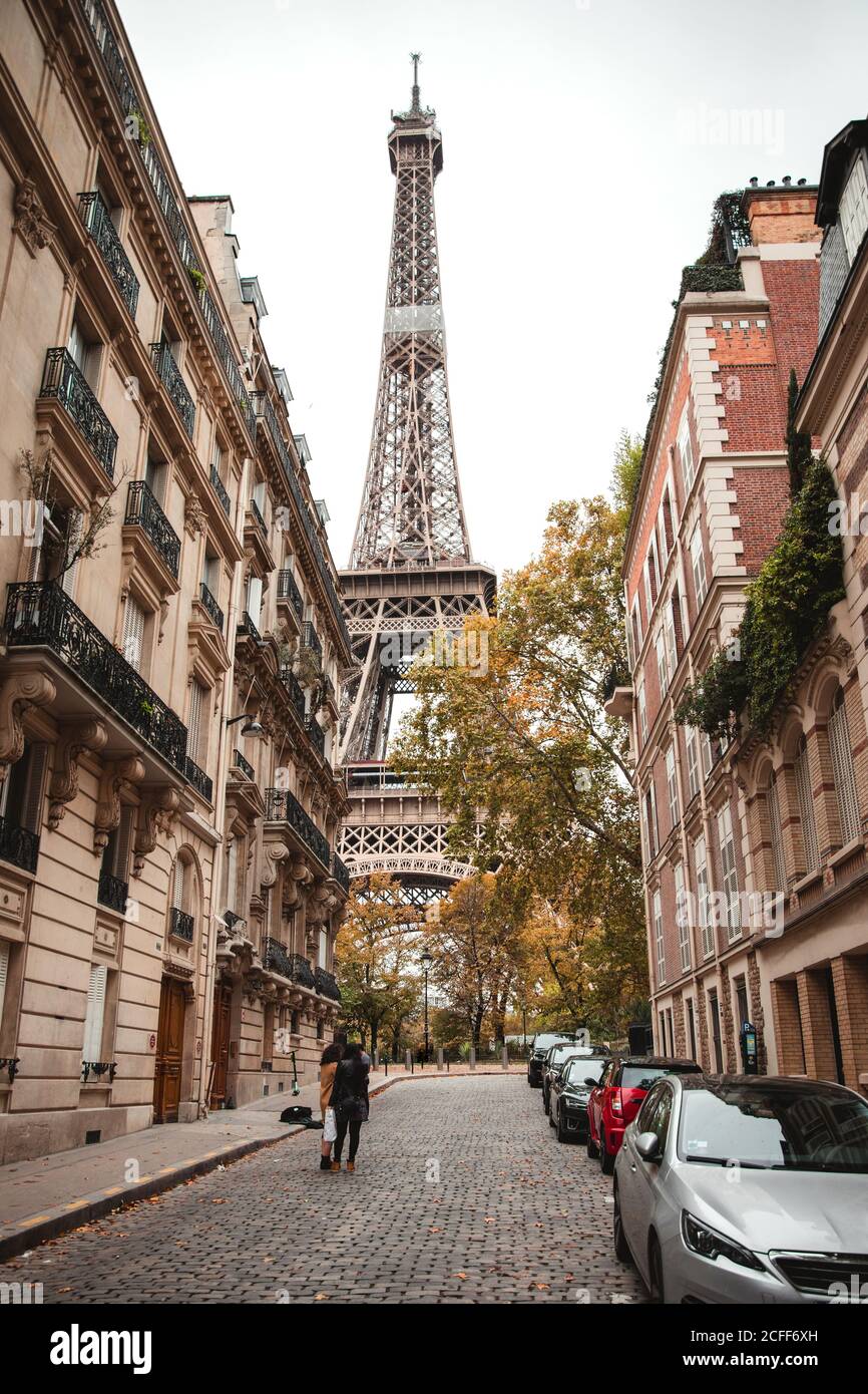 Vista della Tour Eiffel dalla strada di Parigi in autunno Foto stock - Alamy