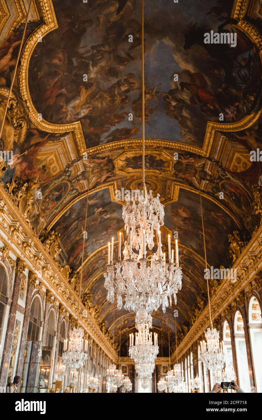 Soffitto dipinto con affresco e lampadario nel palazzo di Parigi Foto Stock