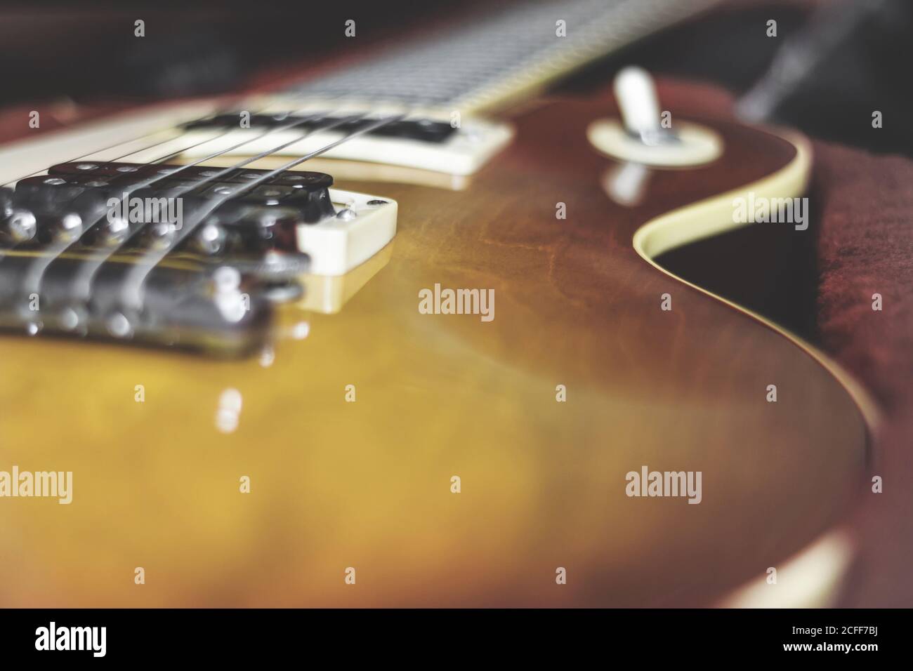 Modello Gibson Les Paul. Primo piano chitarra elettrica tono vintage.  Bergamo, ITALIA - 23 maggio 2015 Foto stock - Alamy