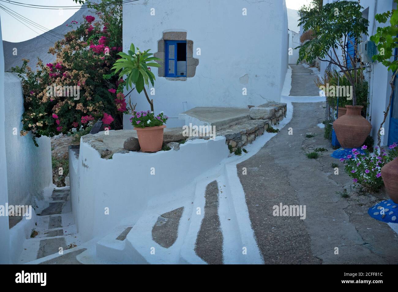 I vicoli tortuosi di Megalo Chorio sull'isola greca Di Tilos Foto Stock