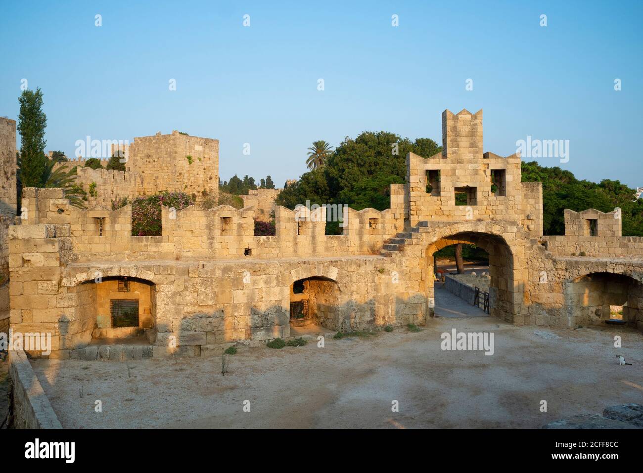 Le vecchie mura del castello, vicino alla porta di San Paolo nella città di Rodi Foto Stock
