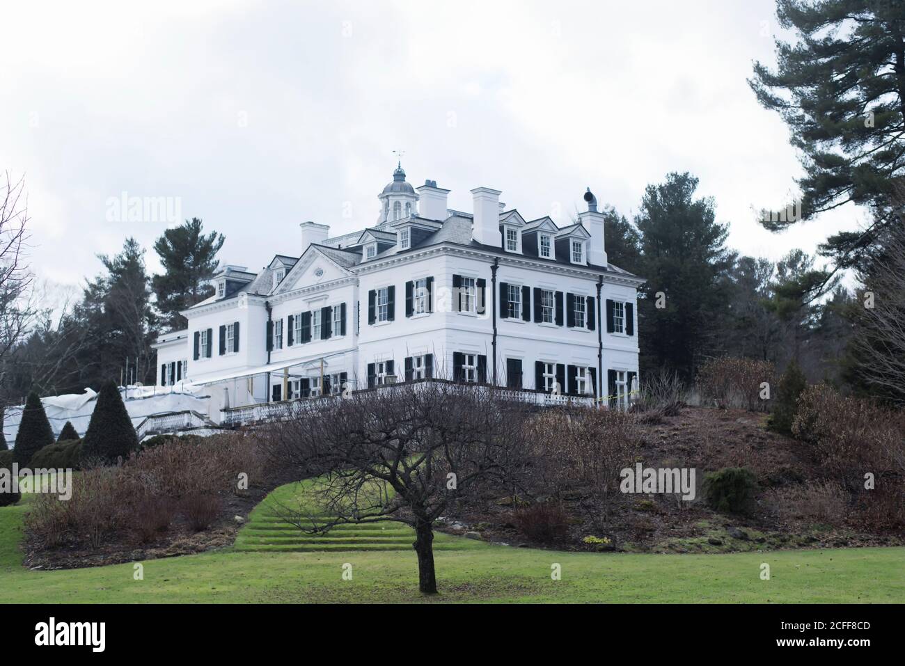 I giardini e il retro del punto di riferimento storico The Mount situato in Lenox Massachusetts, nel Berkshires in New England, in un primo giorno d'inverno. Foto Stock