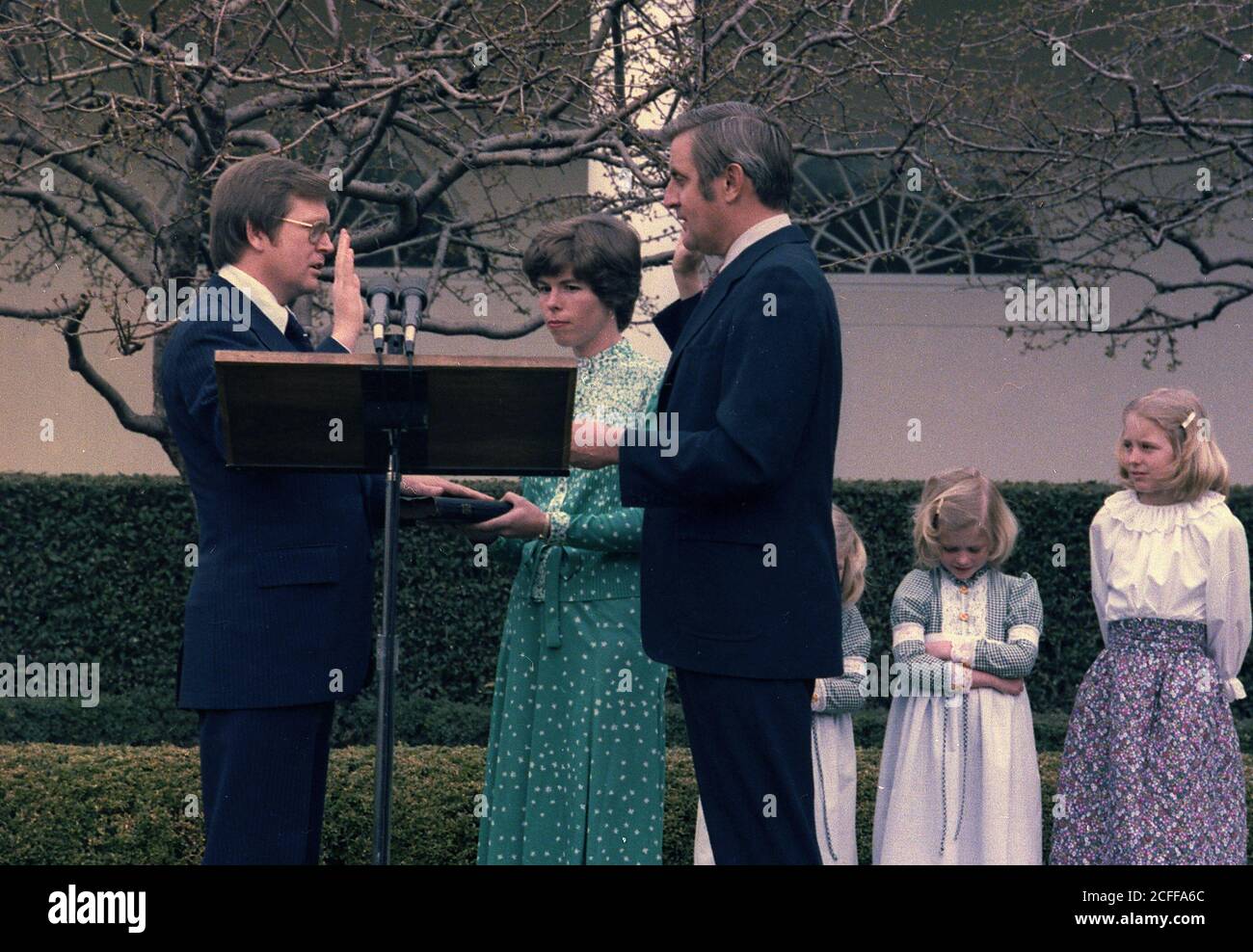 Walter Mondale swears-in Jim McIntyre come direttore di OMB ca. 03/24/1978 Foto Stock