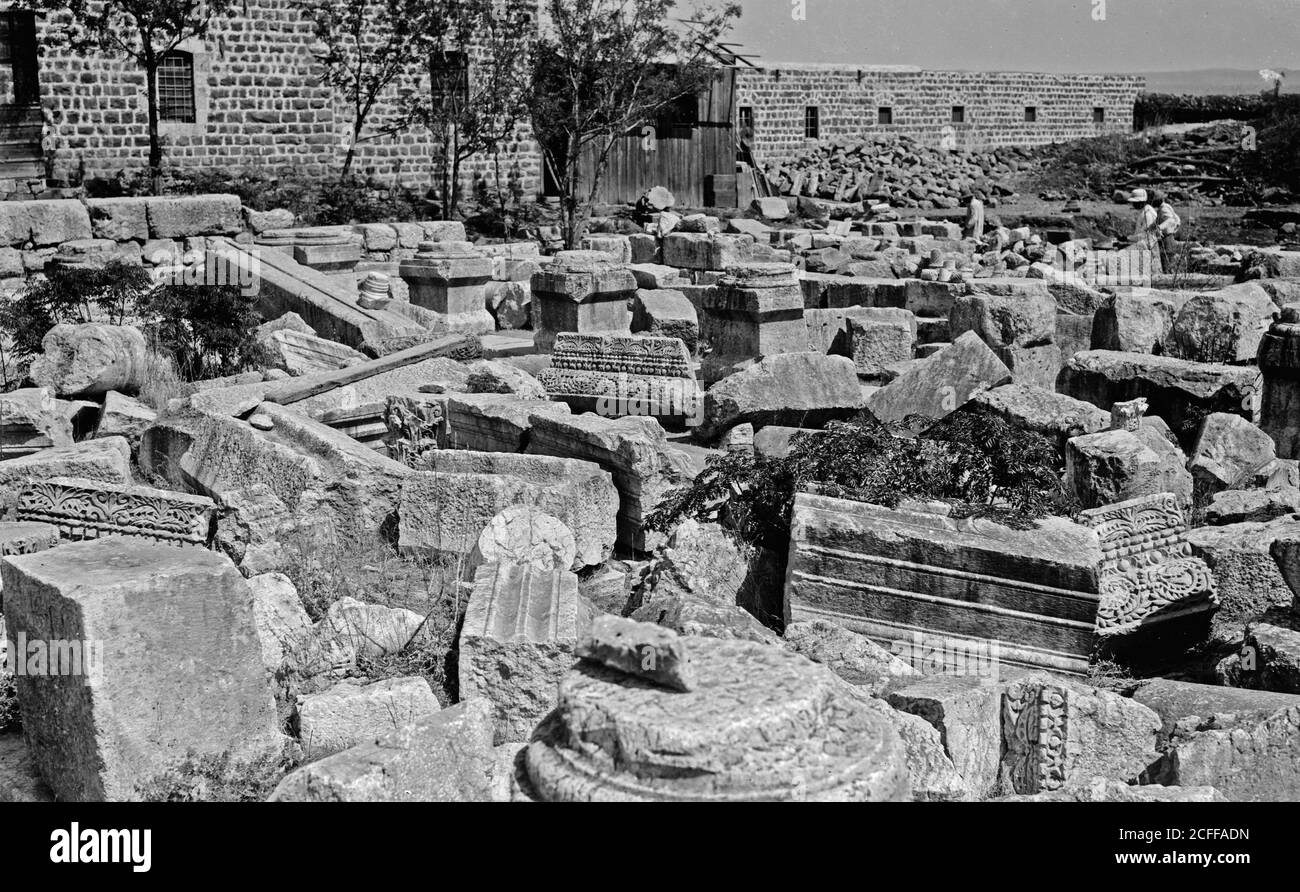 Didascalia originale: Vista del nord. Notevoli resti della sinagoga di Cafarnao. Ml di frammenti - Località: Israele--Capernaum (città) ca. 1900 Foto Stock