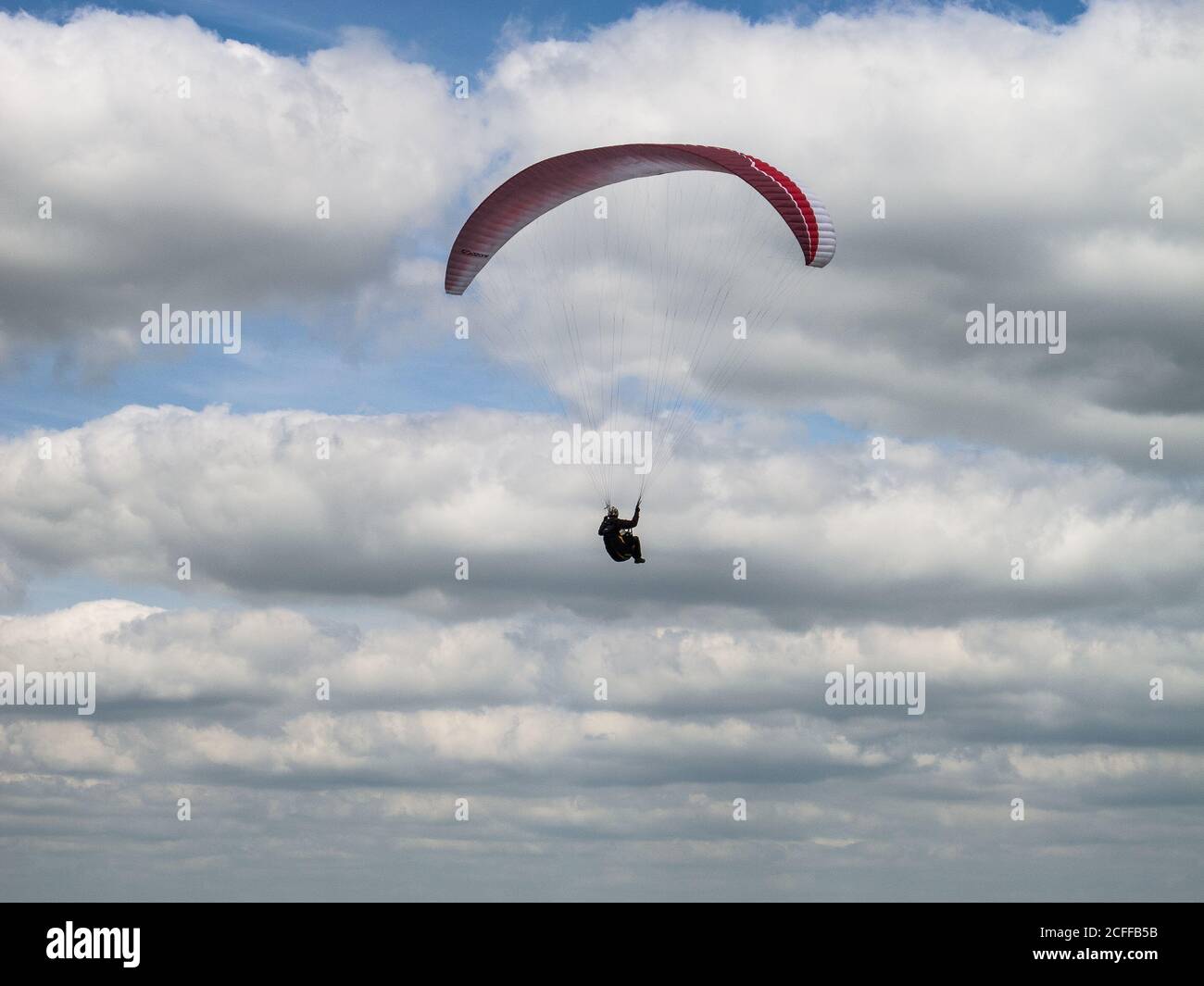 Un deltaplano sopra Chinnor Hill a Chilterns, Inghilterra, Regno Unito Foto Stock