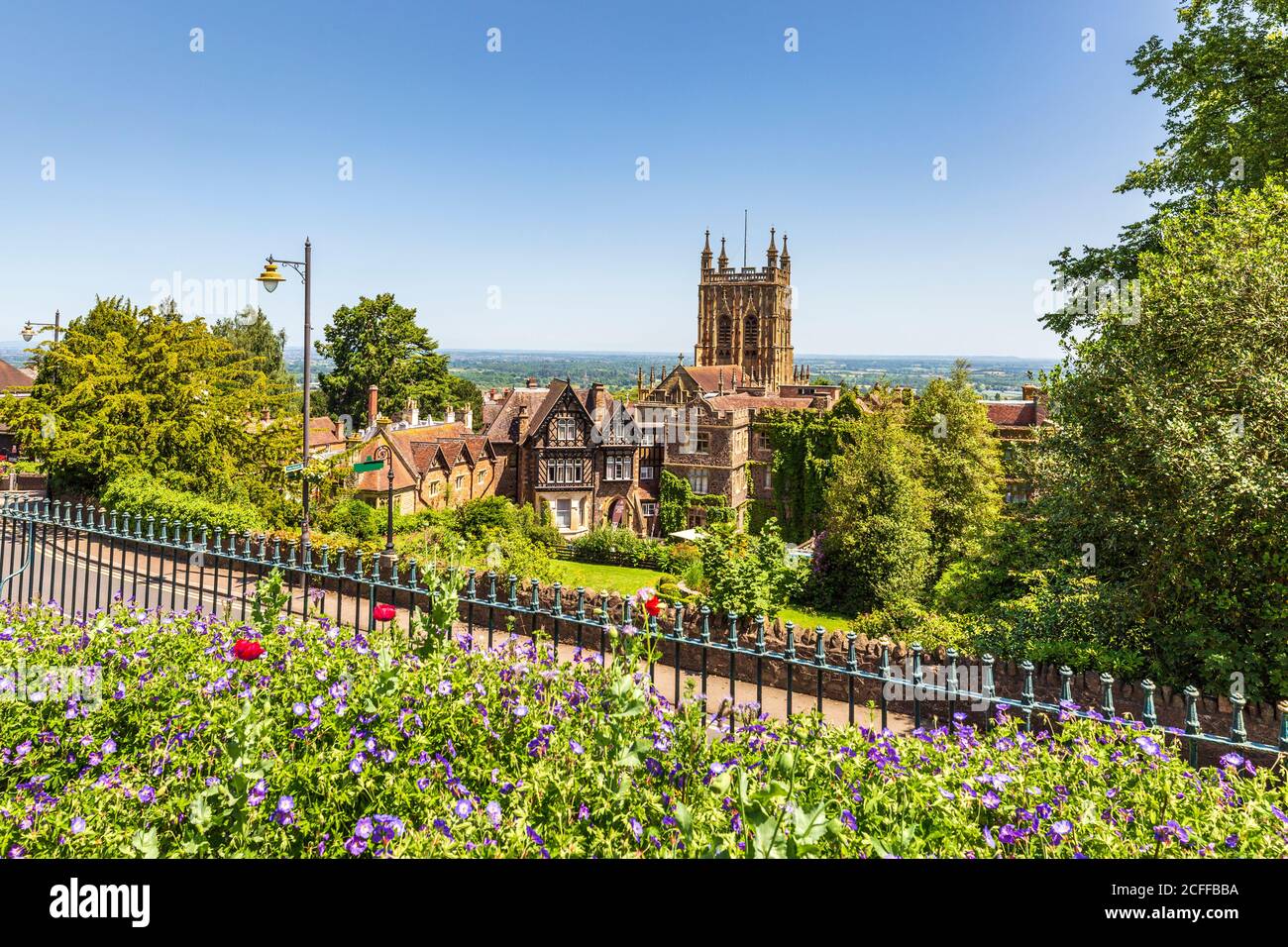 The Abbey Hotel e Malvern Priory dai Rose Gardens a Great Malvern, Worcestershire, Inghilterra Foto Stock