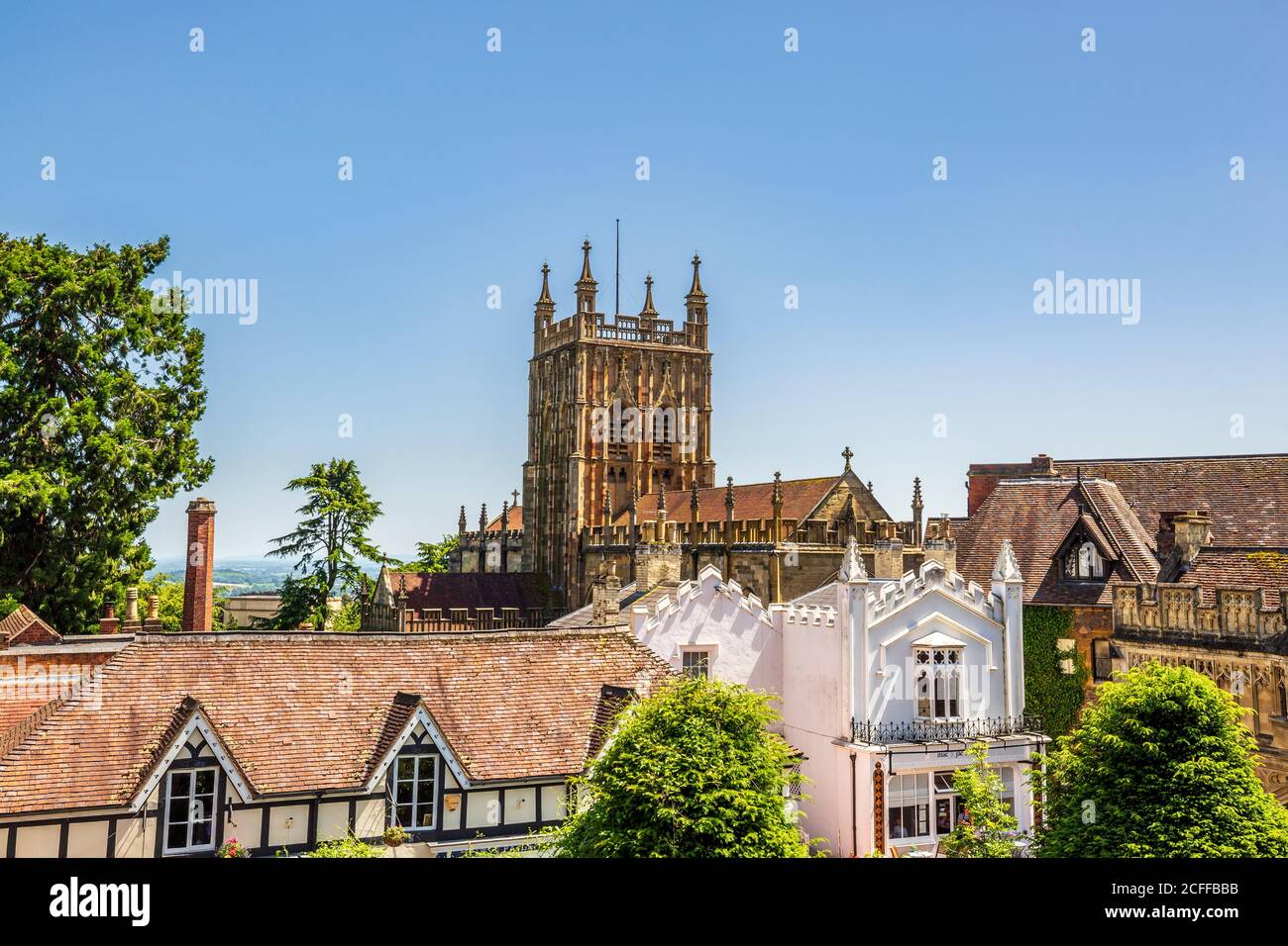 Il Campanile di Malvern Priorato da Belle Vue Island a Great Malvern, Worcestershire, Inghilterra Foto Stock