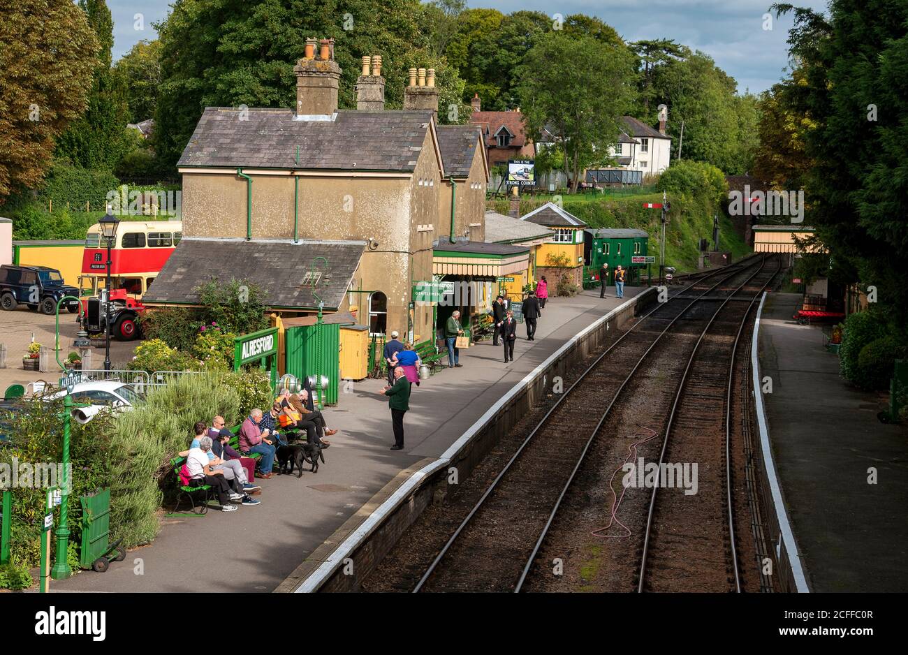 Alresford, Hampshire, Inghilterra, Regno Unito. 2020. I passeggeri aspettano sul binario per un treno alla stazione di Alresford sulla linea di Watercress a Hampshire, Regno Unito Foto Stock