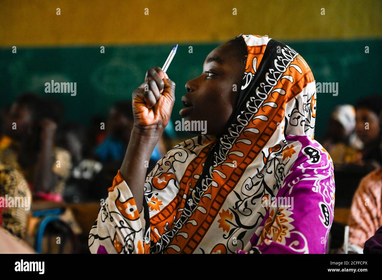 MALI, Gao, scuola di chiesa cattolica, alunni musulmani in classe , la scuola è stata durante la guerra nel 2012 occupata e distrutta da estremisti islamisti / katholische Schule ECSG „Ecole Catholique Soeur Geneviève", Schule wurde während des Krieges 2012 von Islamisten als Quartier genutzt und zerstört, Unterrichtsraum, Mausedchen Foto Stock