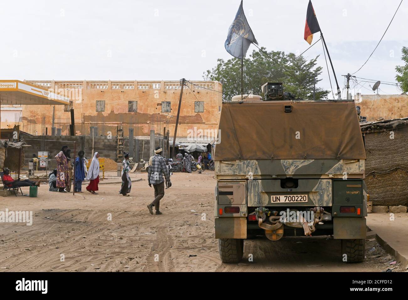 MALI, Gao, Minusma missione ONU, l'esercito tedesco Bundeswehr in pattuglia con Eagle armata veicolo nella città di Gao Foto Stock