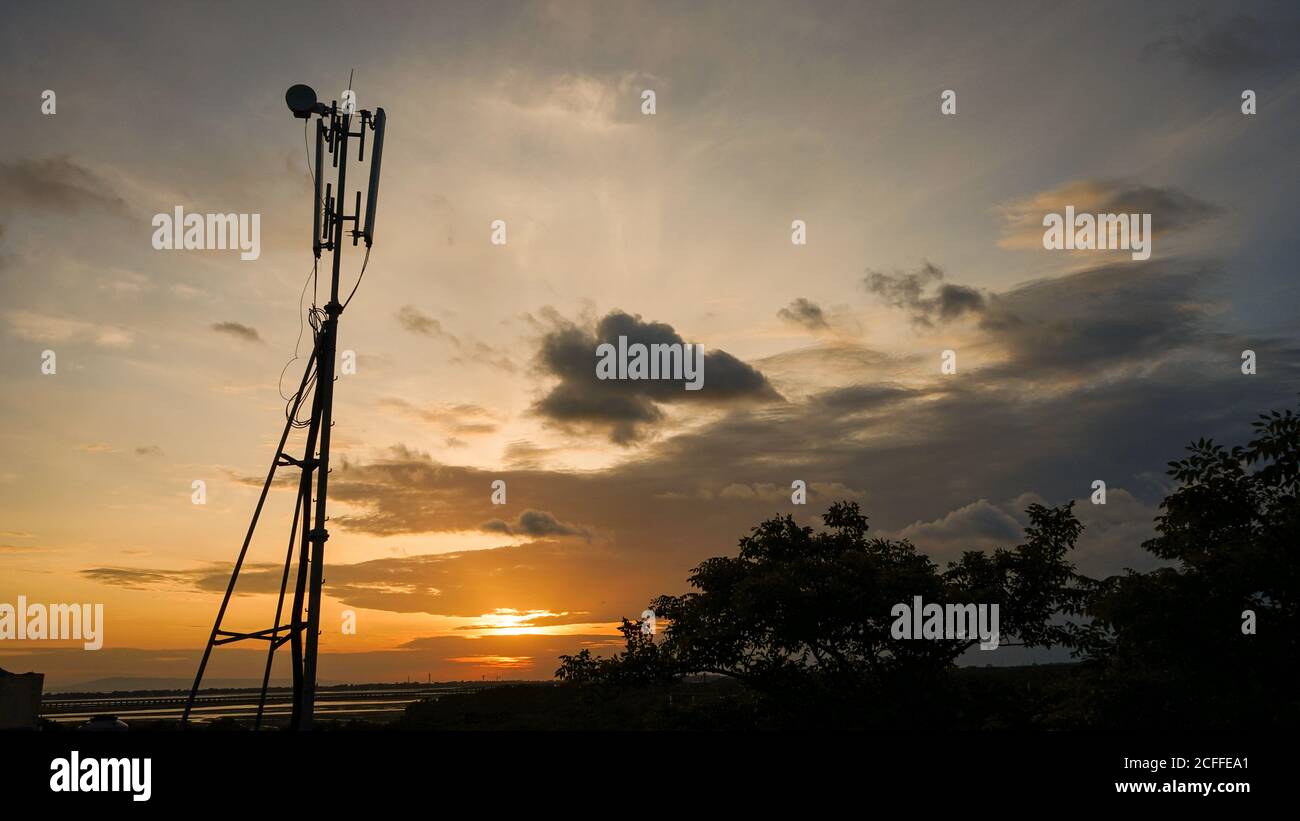 Vista dell'antenna della rete telefonica Foto Stock