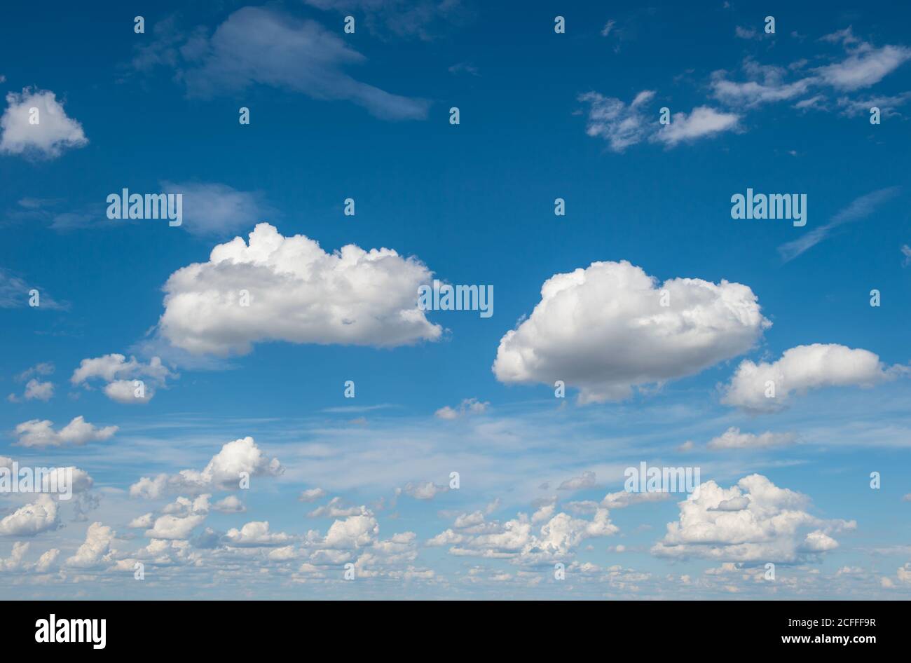 Cielo blu con soffici nuvole bianche. Natura sfondo Foto Stock