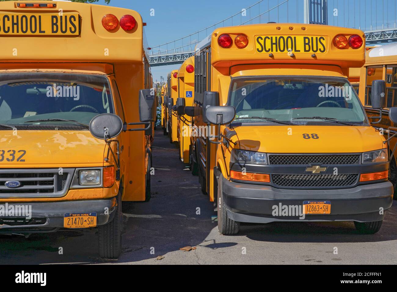 New York, Stati Uniti. 04 settembre 2020. Gli autobus gialli della scuola di New York si siedono vacanti in un parcheggio lot.New York City ancora non ha finalizzato un singolo contratto di autobus della scuola, per non parlare a tutta la famiglia dove e a che ora i loro bambini prenderanno l'autobus. Questo ha molti genitori, già sottolineato da un anno scolastico senza precedenti. Credit: SOPA Images Limited/Alamy Live News Foto Stock