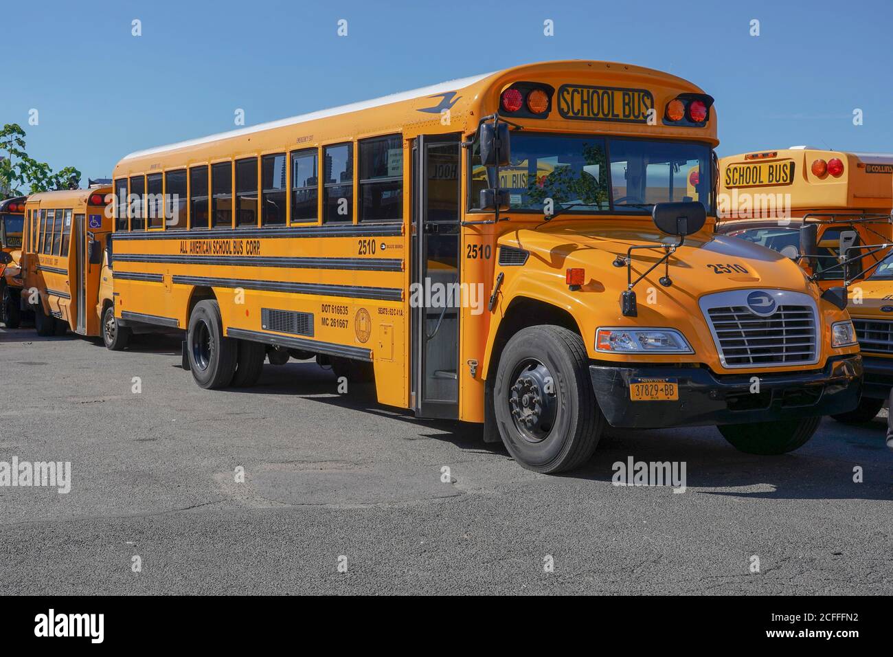 New York, Stati Uniti. 04 settembre 2020. Gli autobus gialli della scuola di New York si siedono vacanti in un parcheggio lot.New York City ancora non ha finalizzato un singolo contratto di autobus della scuola, per non parlare a tutta la famiglia dove e a che ora i loro bambini prenderanno l'autobus. Questo ha molti genitori, già sottolineato da un anno scolastico senza precedenti. Credit: SOPA Images Limited/Alamy Live News Foto Stock