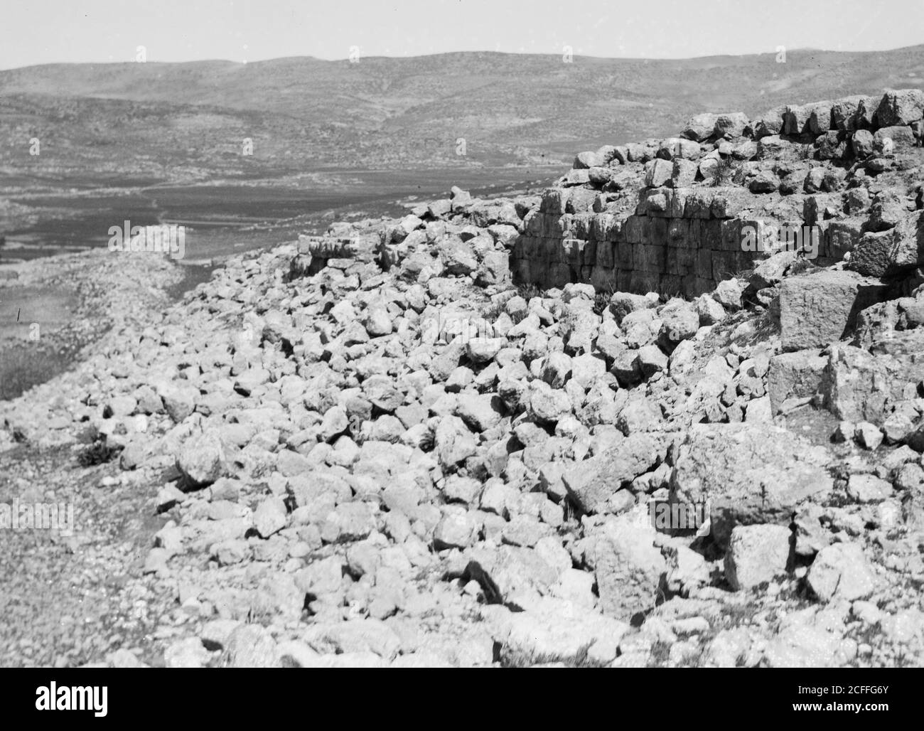 Didascalia originale: Jerash. Tracce di mura della città vicino vista - posizione: Gerasa Jordan ca. 1940-1946 Foto Stock