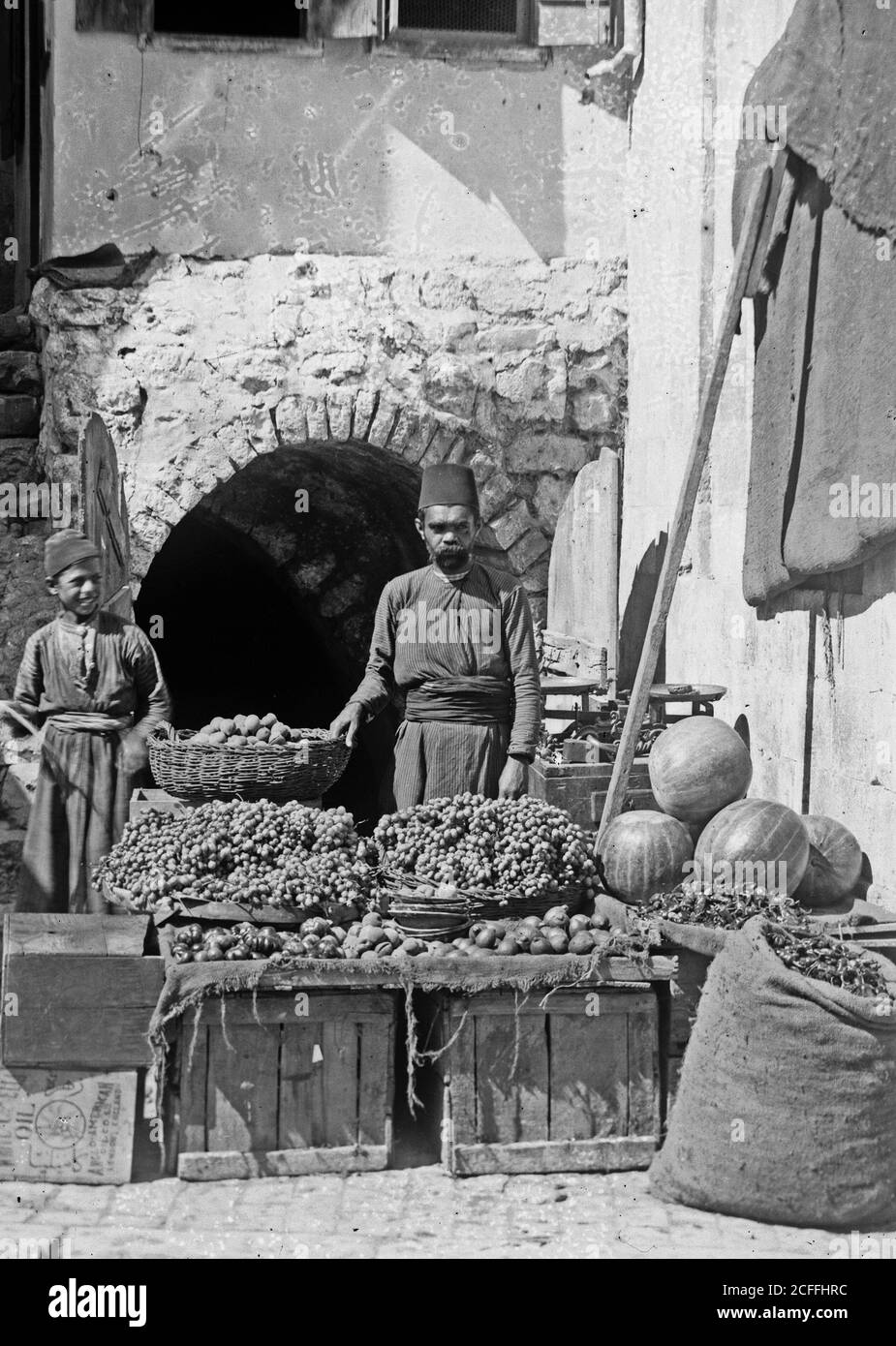 Didascalia originale: Costumi personaggi etc. Vendor frutta - posizione: CA. 1900 Foto Stock