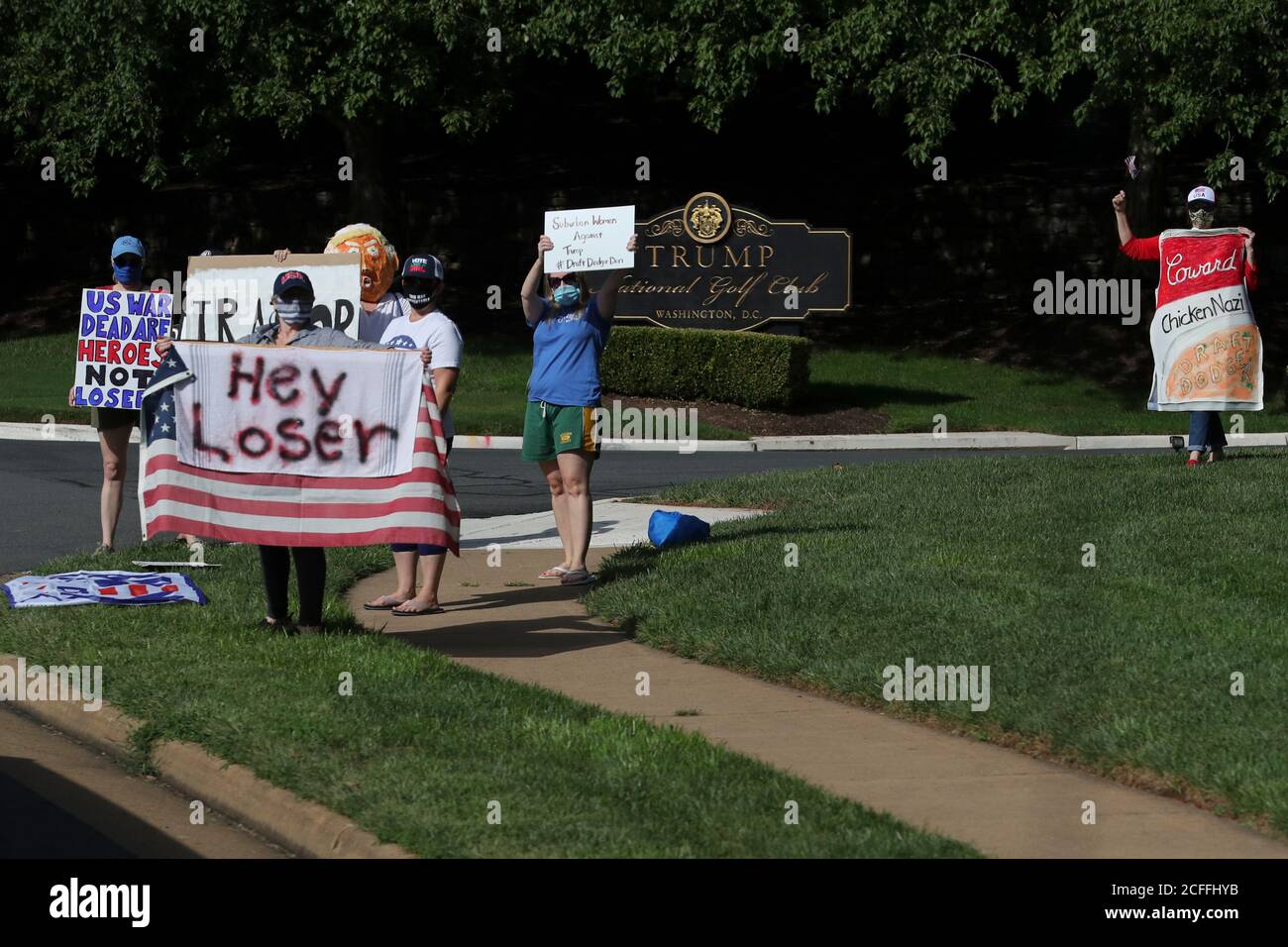 I manifestanti si riuniscono fuori dal Trump National Golf Club di Sterling, VA., sabato 5 settembre 2020, quando arriva il corteo con il presidente Donald Trump. Trump ha trascorso la giornata nel suo golf club. (Foto di Oliver Contreras/SIPA USA) Foto Stock