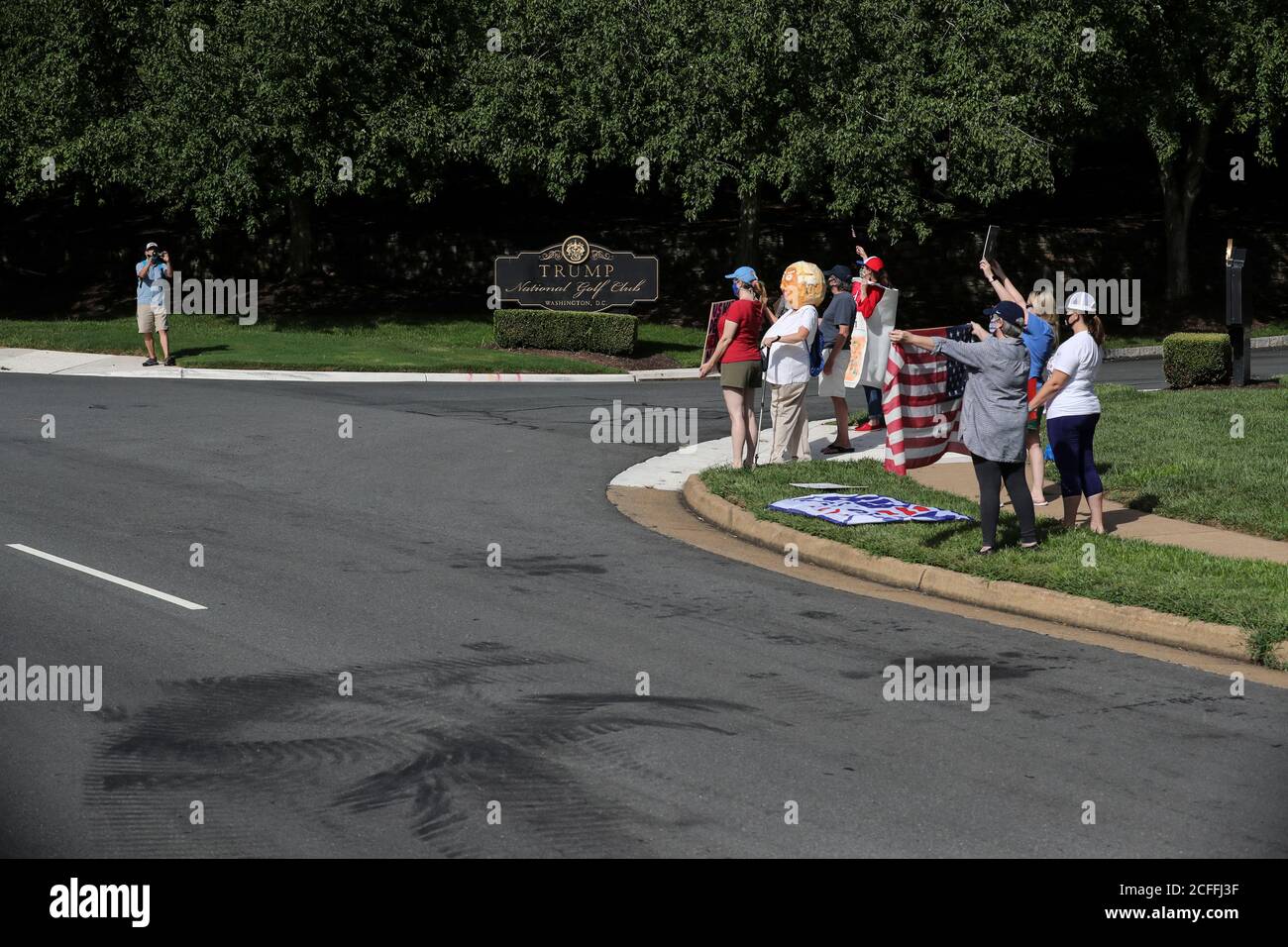 I manifestanti si riuniscono fuori dal Trump National Golf Club di Sterling, VA., sabato 5 settembre 2020, quando arriva il corteo con il presidente Donald Trump. Trump ha trascorso la giornata nel suo golf club. (Foto di Oliver Contreras/SIPA USA) Foto Stock