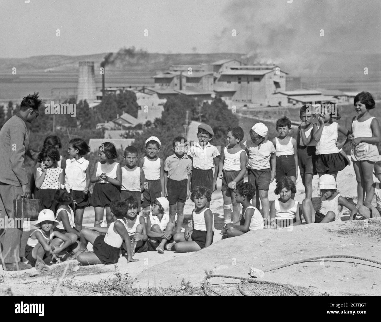 Storia del Medio Oriente - attività sioniste intorno ad Haifa. I bambini della scuola di Haifa sulla pendenza del Carmelo in background The Nesher [cementifici] Foto Stock