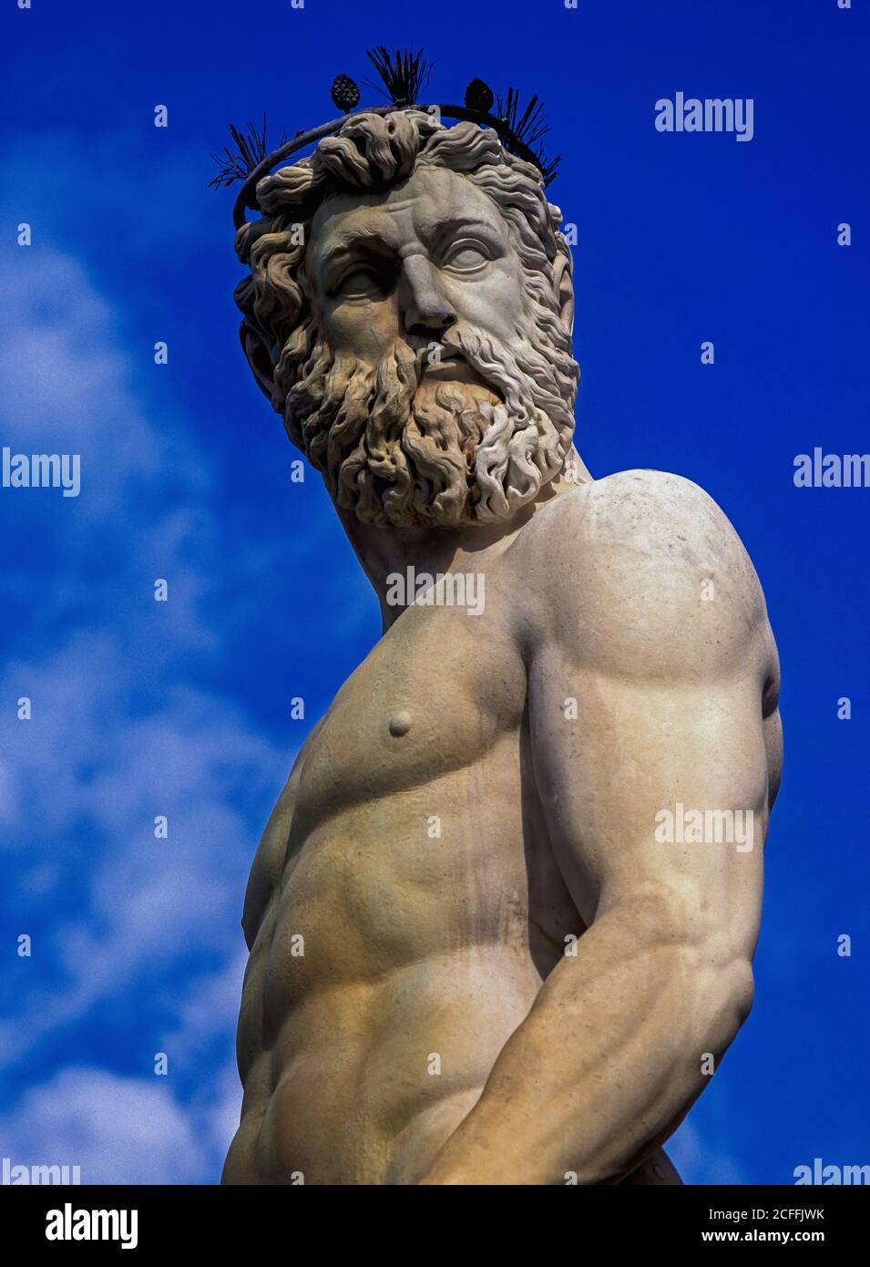 Nettuno, dio romano del mare. Statua in marmo della fine del XVI secolo in Piazza della Signoria, Firenze, Toscana, Italia, scolpita per celebrare le vittorie navali della famiglia Medici regnante in Toscana: Si dice che il volto della statua di Nettuno assomigli al volto di Cosimo i de' Medici. La statua sorge sulla Fontana di Nettuno, scolpita tra il 1563 e il 1575 dall'architetto e scultore italiano Bartolomeo Ammannati e dallo scultore fiammingo noto come Giambologna. Foto Stock