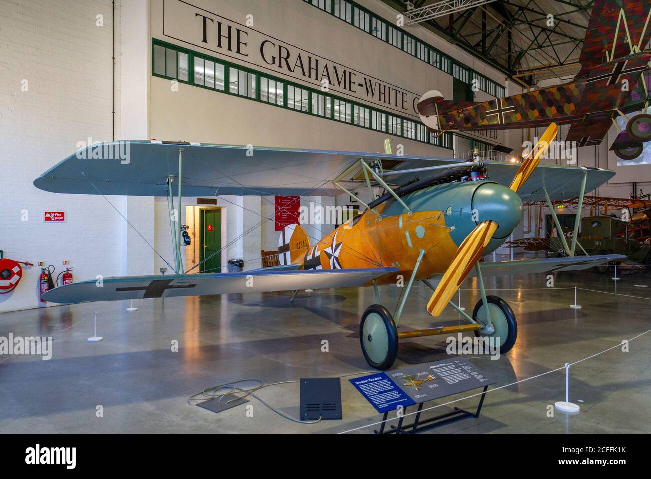 Un combattente tedesco Albatros D.va (replica) a posto singolo in mostra al RAF Museum, Londra, Regno Unito. Foto Stock