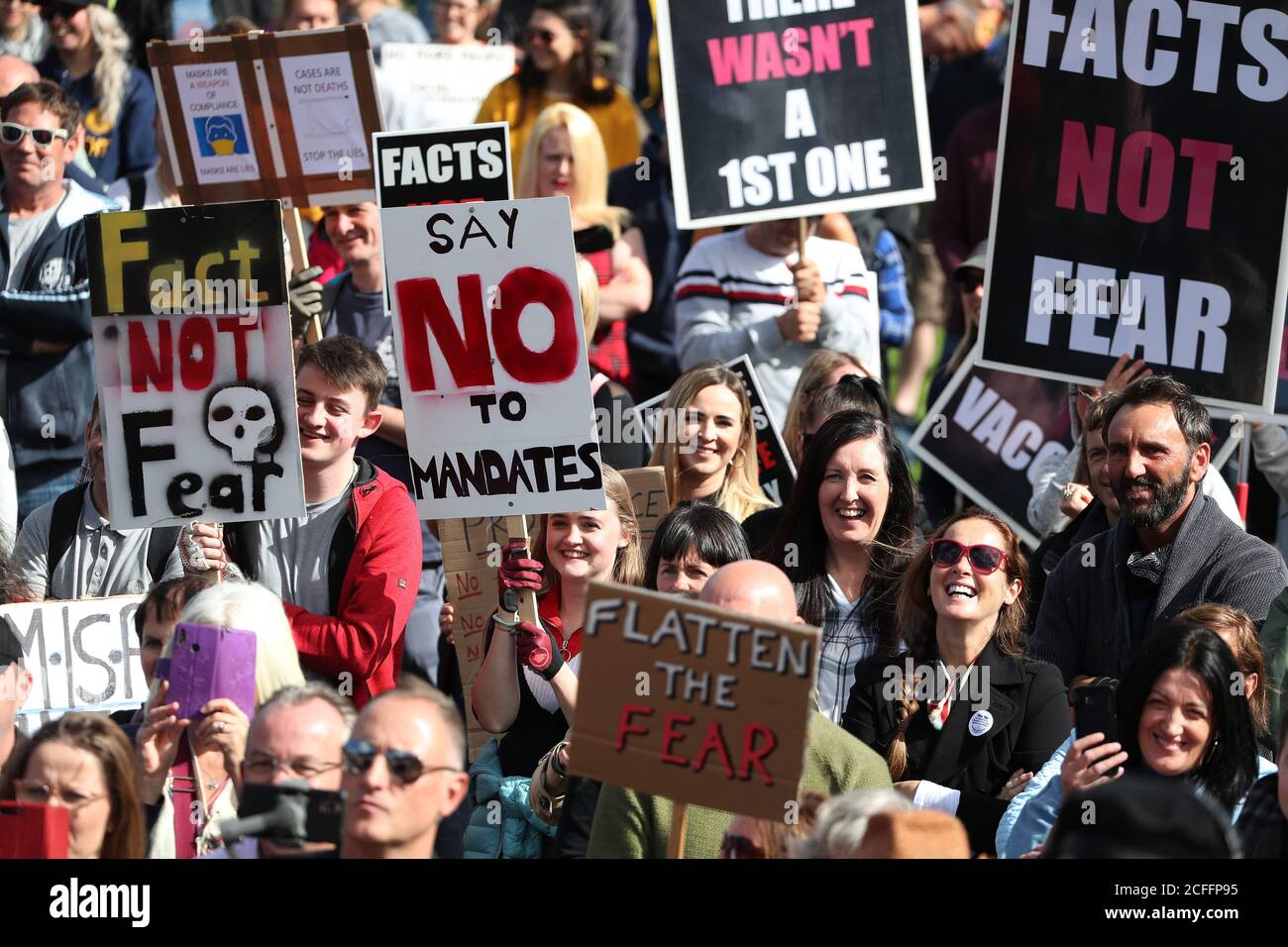 Manifestanti al di fuori del Parlamento scozzese a Edimburgo, organizzato dalla Scozia contro Lockdown, che si oppongono all'uso obbligatorio di maschere facciali, il governo scozzese e degli Stati Uniti Coronavirus Act e blocco. Foto Stock