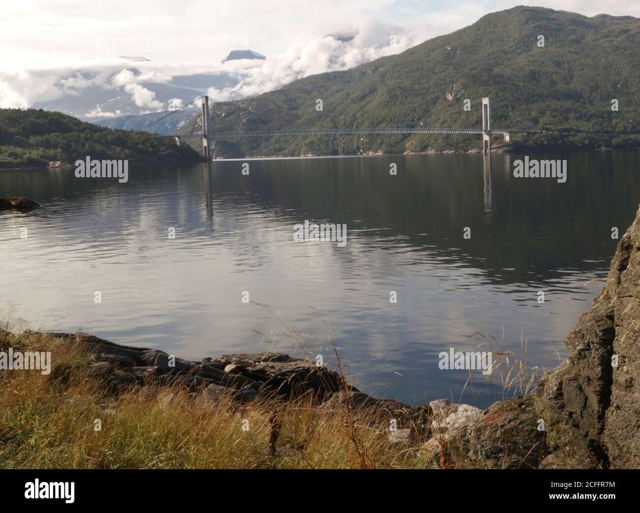 Skjombridge in Norvegia con montagne nuvolose sullo sfondo Foto Stock