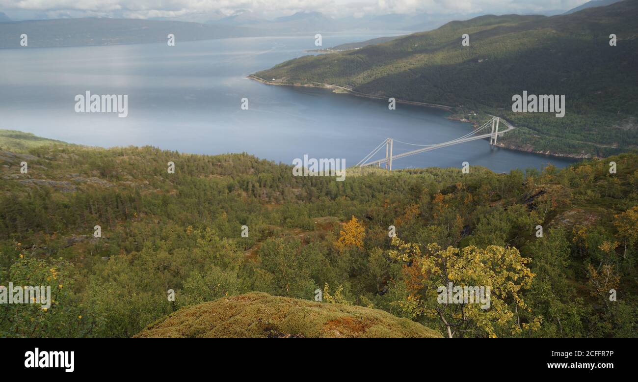 Ponte e strada vista dalla montagna Foto Stock